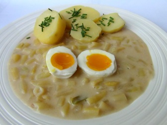 Fazolky na kyselo s brambory a vejcem