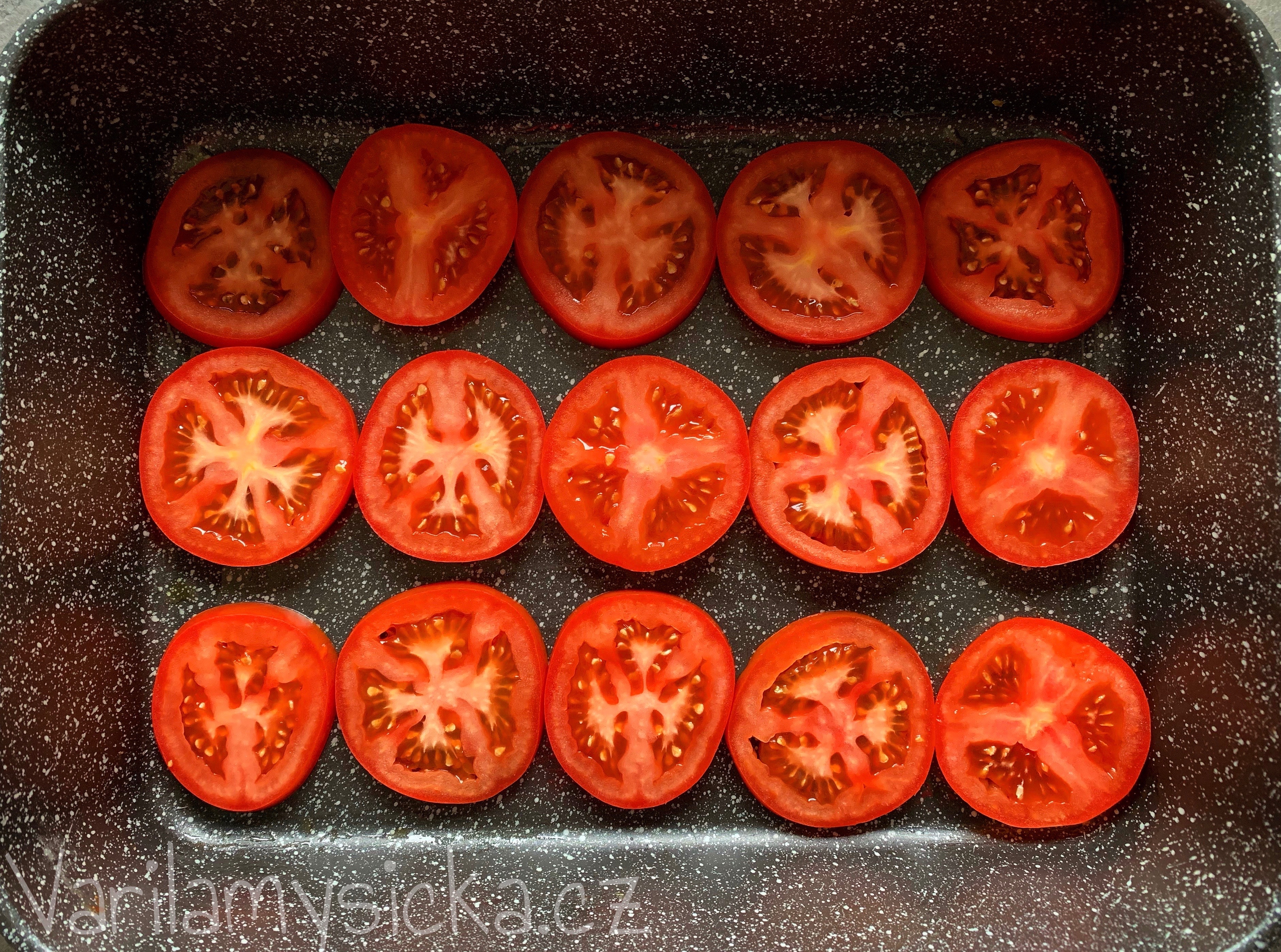 Plátky rajčat pečené v troubě