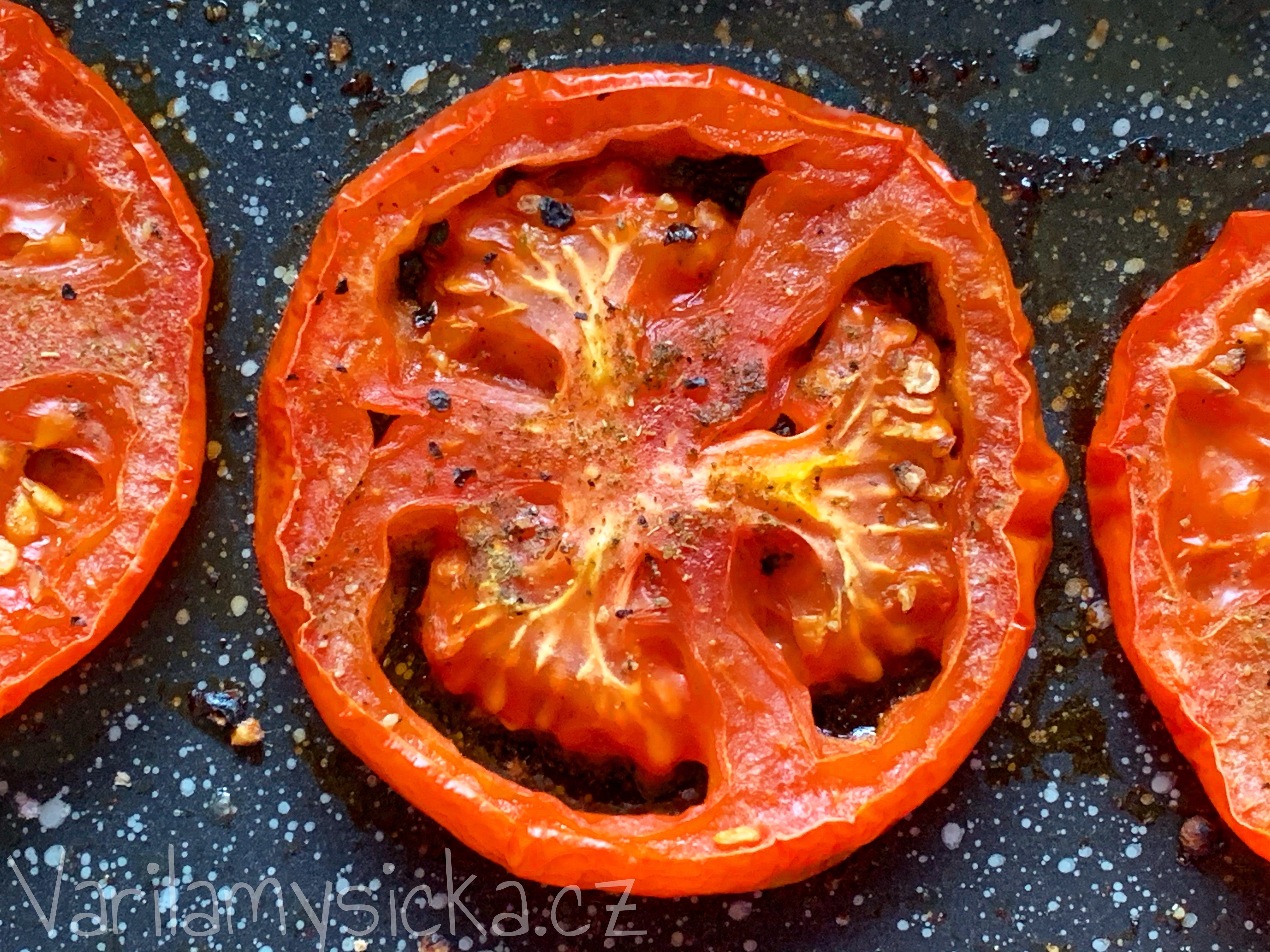 Plátky rajčat pečené v troubě s bylinkami