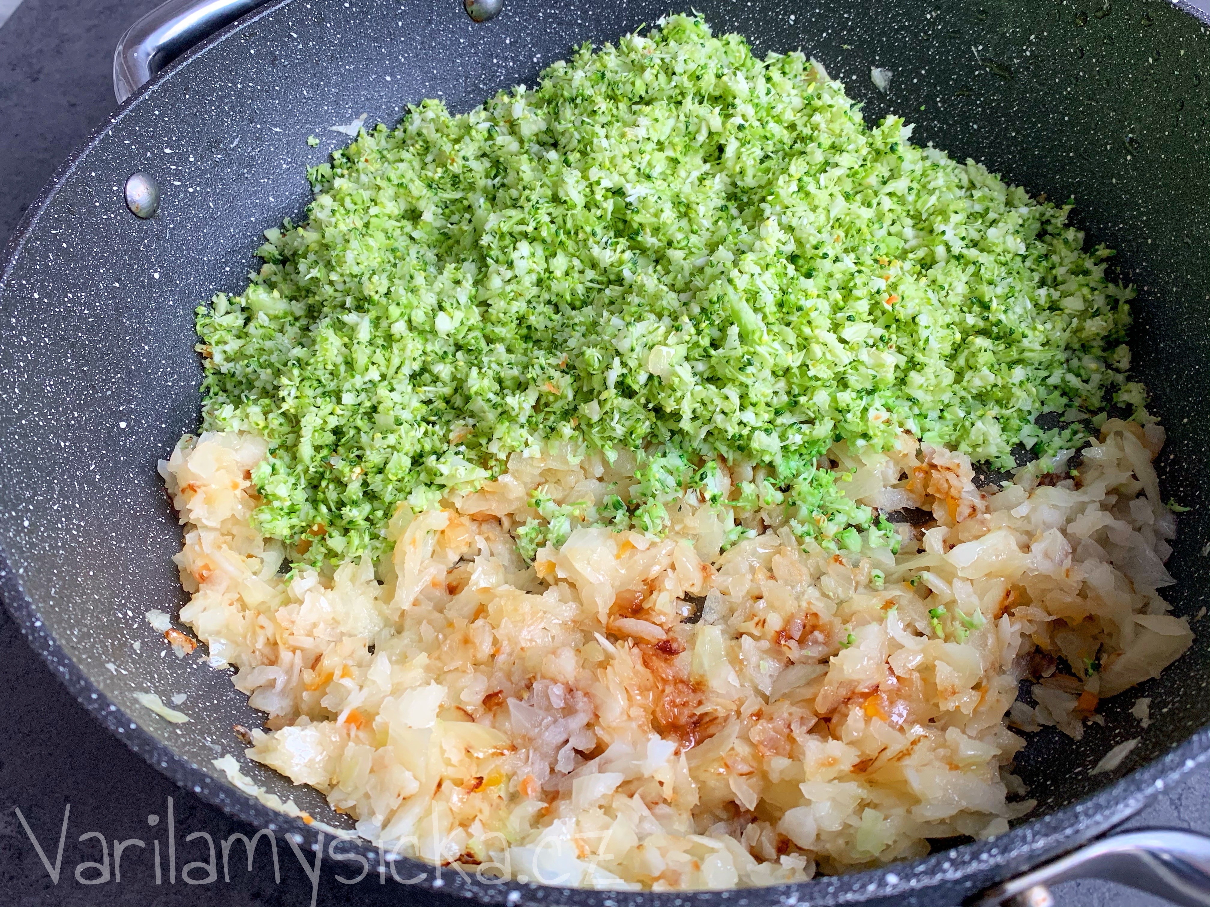 Rýže s masem a orestovanou cibulkou