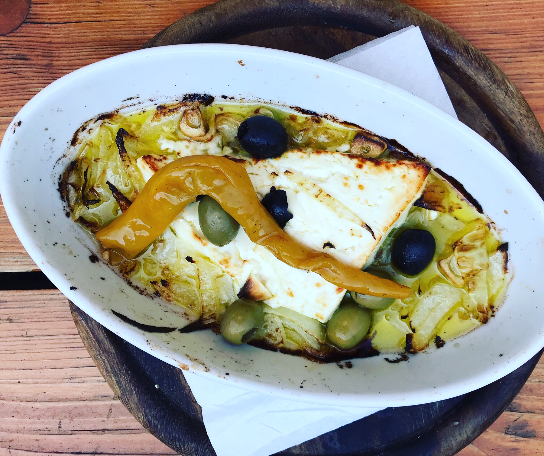 Řecký sýr s olivami a česnekem