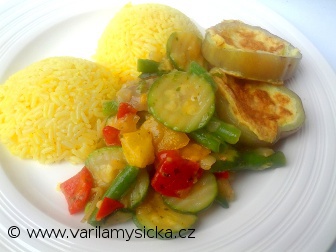 Dušená zelenina s kari rýží a omeletou v paprice